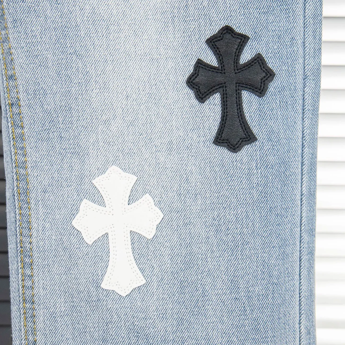 P240 Chrome Hearts light blue, black and white multi-quick leather couple jeans are a hot item this season and are sought after by countless celebrities and fashionistas. The neat details of the cutting process add color to the playful fashion! The neat and meticulous design, and the well-fitting structure is unique. The upper body not only has outstanding recognition, but also looks younger and younger. A style with the ultimate wearing meaning and performance, gorgeous color matching, and the craftsmanship of this style is also extremely extraordinary. After the finished product is washed, it is disassembled and hand-made with sheepskin cross leather and then spliced ​​together to complete. The whole piece has too many craftsmanship to describe. It is decorated with patchwork cross flowers and high-waisted washed jeans! ! Absolutely high-end luxury product, a god-level single product, a super popular product, made by top heavy industry, a magic weapon that cannot be missed. Style number: 1830# Size: 28 30 32 34 36 Color: light blue